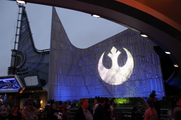 The symbols for the Rebellion and the Empire alternate on the sides of the buildings.