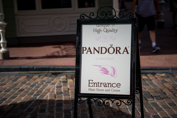 Uptown Jewelers is currently closed, so Disney is using these signs to draw people down the side street to the Pandora entrance.