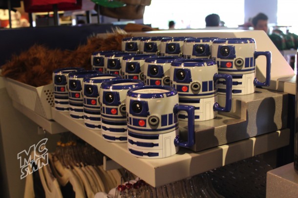 Why do these R2-D2 mugs @ Star Trader look like Minions?
