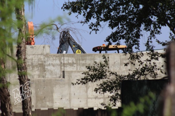 From BTM, the walls are clearly visible as you exit the ride.