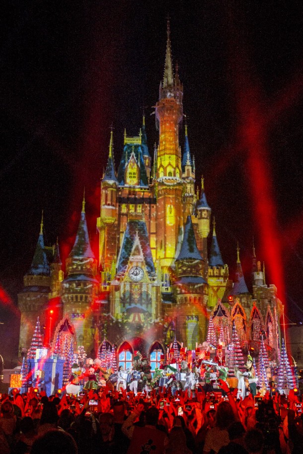 THE WONDERFUL WORLD OF DISNEY: MAGICAL HOLIDAY CELEBRATION - "The Wonderful World of Disney: Magical Holiday Celebration" premieres on THANKSGIVING, THURSDAY, NOVEMBER 24 (8:00-10:00 p.m. EST) on the ABC Television Network and on the ABC app. Join Emmy Award-winners Julianne and Derek Hough as they host the magical two-hour special from the Walt Disney World Resort. They join "Descendants 2" star Sofia Carson to kick off the holiday season in a way only Disney can, showcasing extraordinary music performances, special appearances and some unforgettable Disney magic moments. (DISNEY/Kent Phillips) 