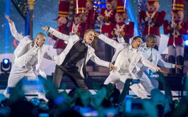 THE WONDERFUL WORLD OF DISNEY: MAGICAL HOLIDAY CELEBRATION - "The Wonderful World of Disney: Magical Holiday Celebration" premieres on THANKSGIVING, THURSDAY, NOVEMBER 24 (8:00-10:00 p.m. EST) on the ABC Television Network and on the ABC app. Join Emmy Award-winners Julianne and Derek Hough as they host the magical two-hour special from the Walt Disney World Resort. They join "Descendants 2" star Sofia Carson to kick off the holiday season in a way only Disney can, showcasing extraordinary music performances, special appearances and some unforgettable Disney magic moments. (DISNEY/Kent Phillips) 