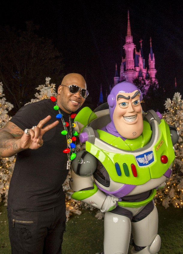 THE WONDERFUL WORLD OF DISNEY: MAGICAL HOLIDAY CELEBRATION - "The Wonderful World of Disney: Magical Holiday Celebration" premieres on THANKSGIVING, THURSDAY, NOVEMBER 24 (8:00-10:00 p.m. EST) on the ABC Television Network and on the ABC app. Join Emmy Award-winners Julianne and Derek Hough as they host the magical two-hour special from the Walt Disney World Resort. They join "Descendants 2" star Sofia Carson to kick off the holiday season in a way only Disney can, showcasing extraordinary music performances, special appearances and some unforgettable Disney magic moments. (DISNEY/Kent Phillips) 