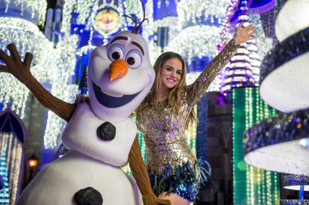 THE WONDERFUL WORLD OF DISNEY: MAGICAL HOLIDAY CELEBRATION - "The Wonderful World of Disney: Magical Holiday Celebration" premieres on THANKSGIVING, THURSDAY, NOVEMBER 24 (8:00-10:00 p.m. EST) on the ABC Television Network and on the ABC app. Join Emmy Award-winners Julianne and Derek Hough as they host the magical two-hour special from the Walt Disney World Resort. They join "Descendants 2" star Sofia Carson to kick off the holiday season in a way only Disney can, showcasing extraordinary music performances, special appearances and some unforgettable Disney magic moments. (DISNEY/Kent Phillips) 