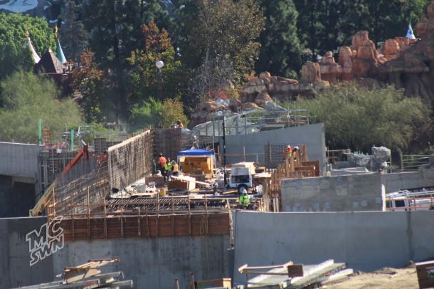 This is the Fantasmic float pen. From this perspective it looks a lot smaller than on the aerial photo.