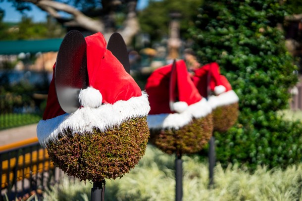 Santa Mickey's in between Italy and Germany.