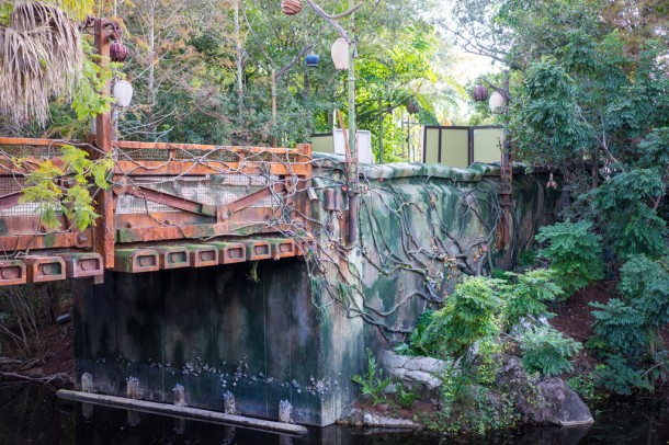 If you walk over to the Nomad Lounge, you can get a first glimpse of some of the transition theme from Discovery Island to Pandora.