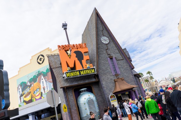Despicable Me is testing a Fastpass like return ticket system.