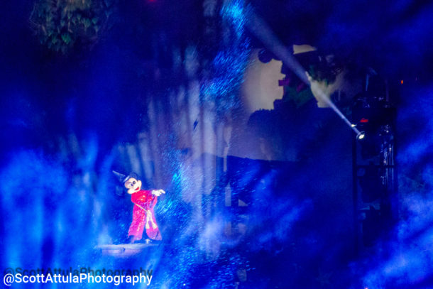 , New Fantasmic Debuts at Disneyland
