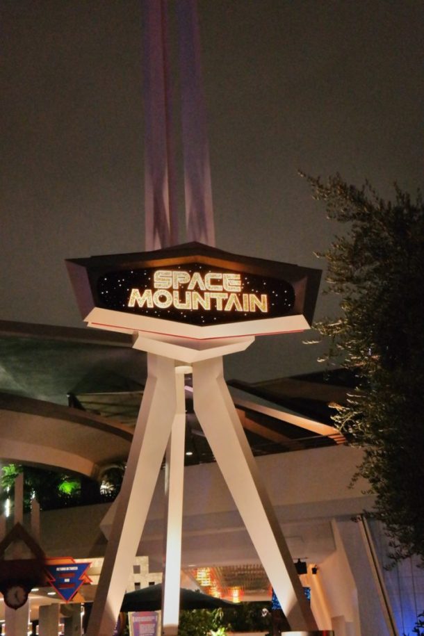 , Disneyland Photo Update – Electrical Lights Wink Out As Seasons Change