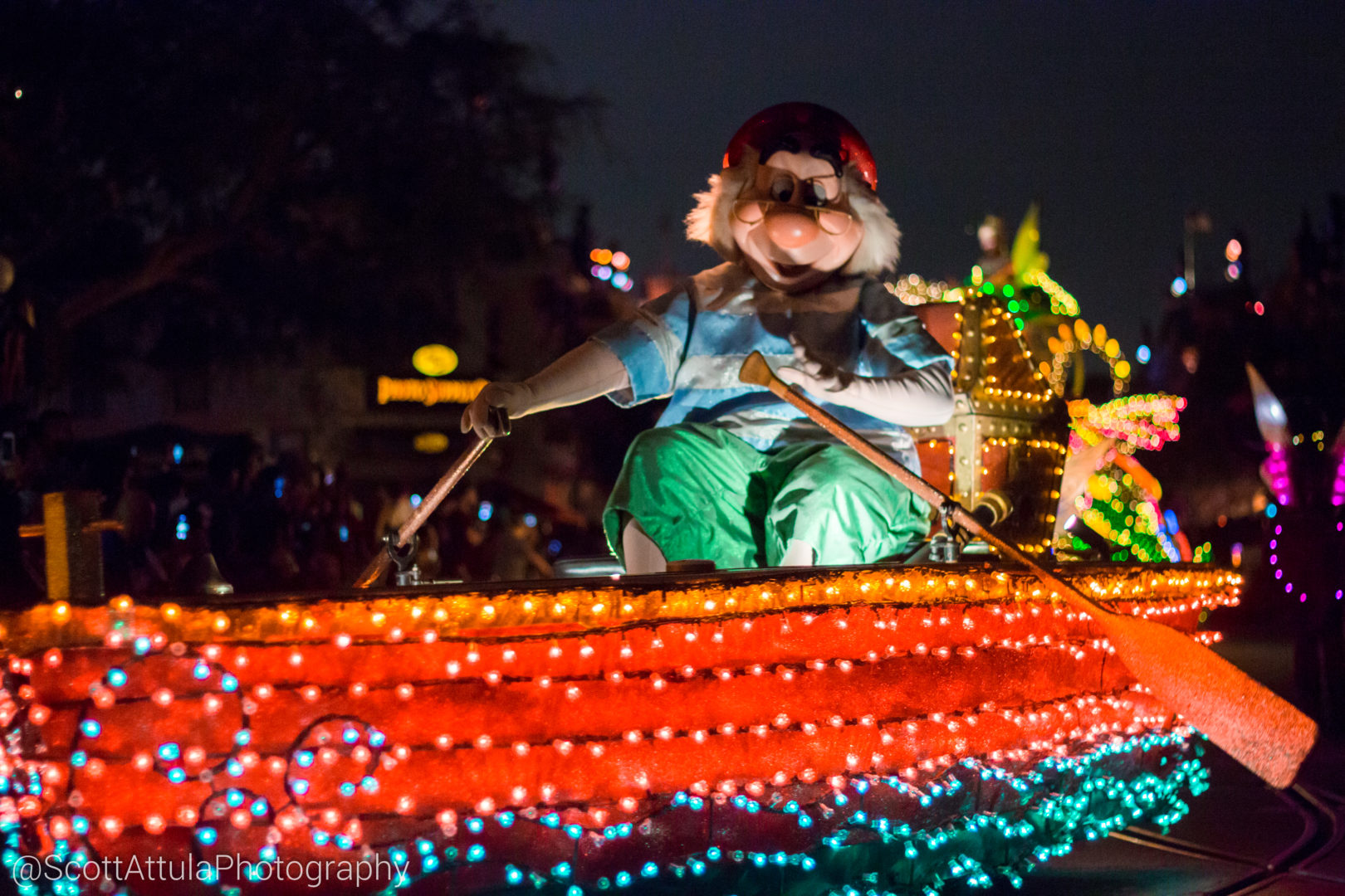 , Disneyland Photo Update – Electrical Lights Wink Out As Seasons Change