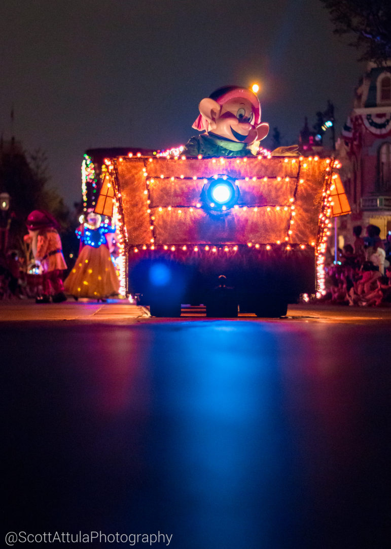 , Disneyland Photo Update – Electrical Lights Wink Out As Seasons Change
