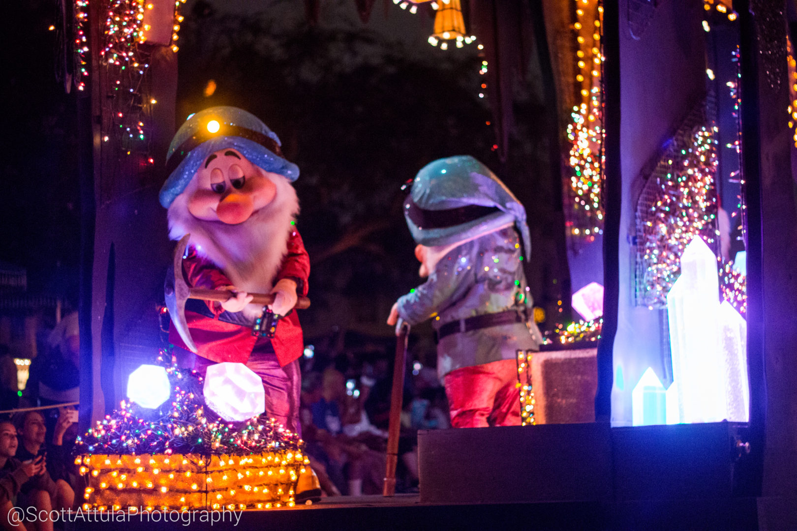 , Disneyland Photo Update – Electrical Lights Wink Out As Seasons Change