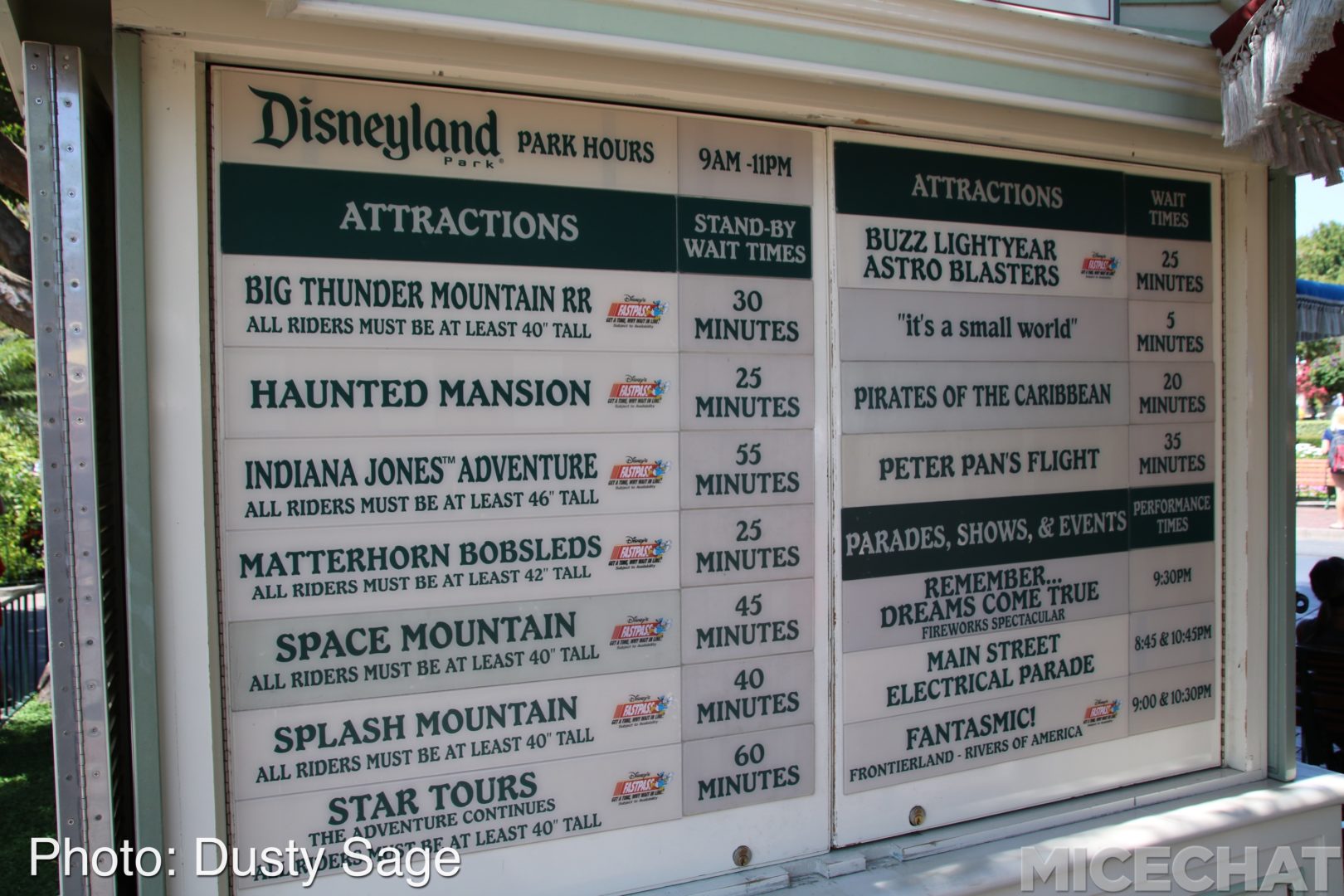 , Disneyland Photo Update – Electrical Lights Wink Out As Seasons Change