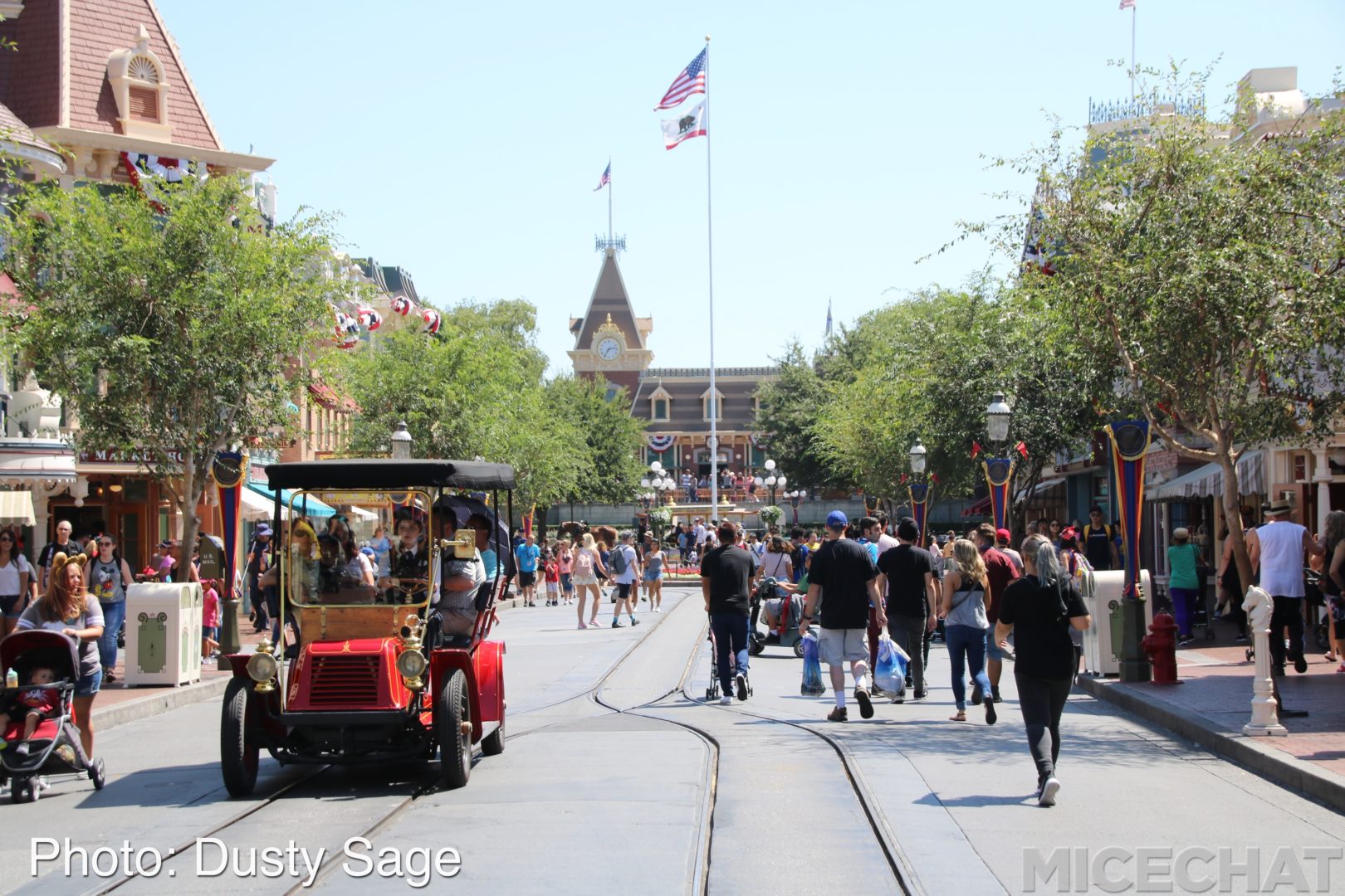, Disneyland Photo Update – Electrical Lights Wink Out As Seasons Change