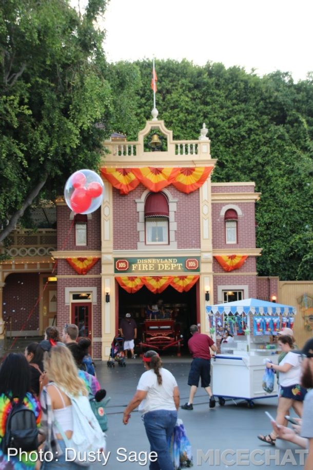 , Disneyland Photo Update – When Hinges Creak . . .