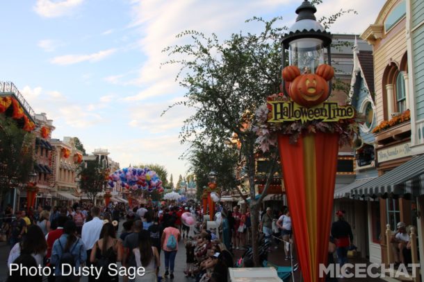 , Disneyland Photo Update – When Hinges Creak . . .