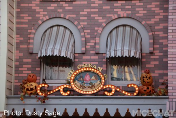 , Disneyland Photo Update – When Hinges Creak . . .