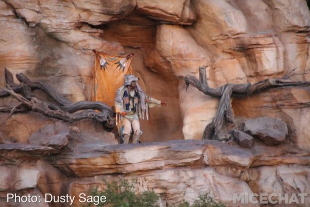 , Disneyland Photo Update – When Hinges Creak . . .