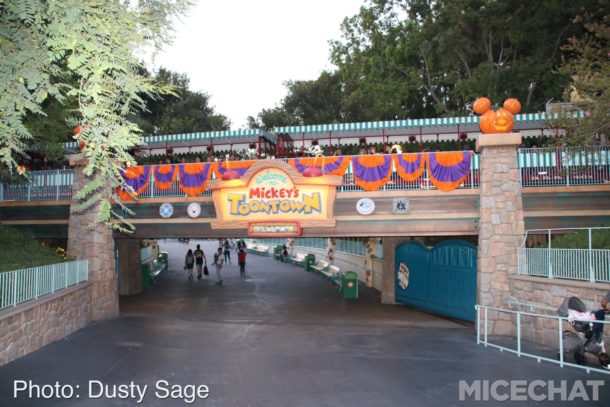 , Disneyland Photo Update – When Hinges Creak . . .
