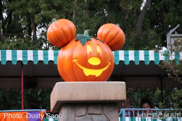 , Disneyland Photo Update – When Hinges Creak . . .