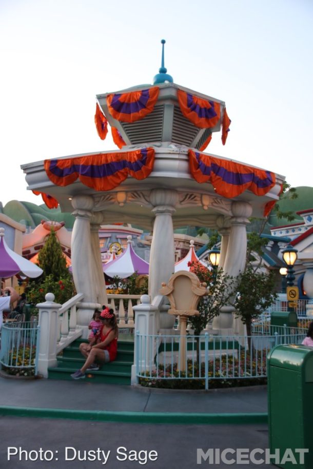 , Disneyland Photo Update &#8211; When Hinges Creak . . .