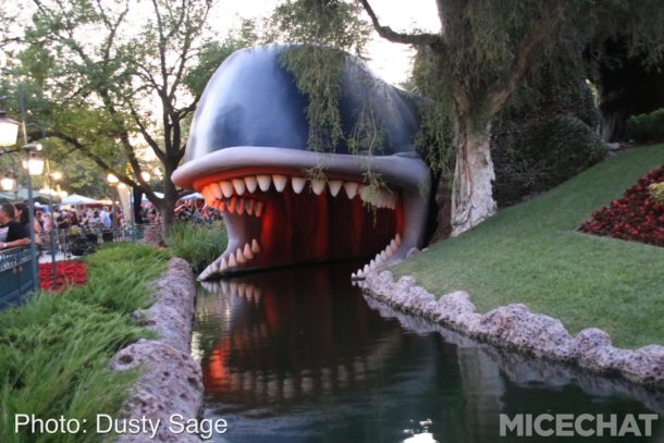 , Disneyland Photo Update – When Hinges Creak . . .