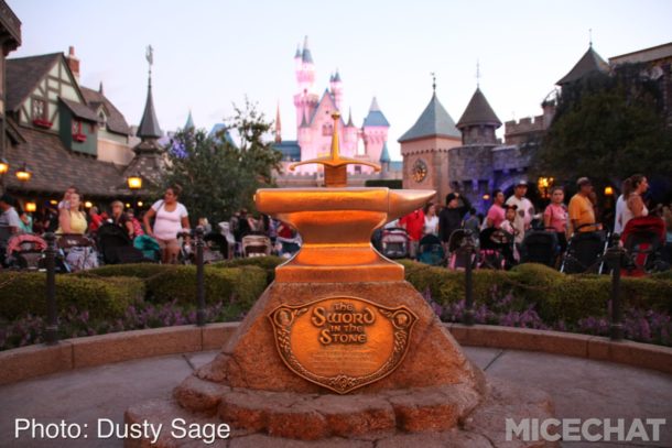 , Disneyland Photo Update – When Hinges Creak . . .