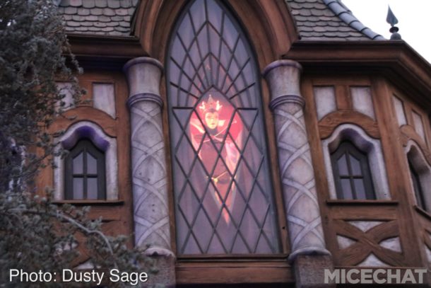, Disneyland Photo Update – When Hinges Creak . . .