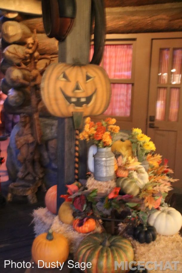 , Disneyland Photo Update – When Hinges Creak . . .
