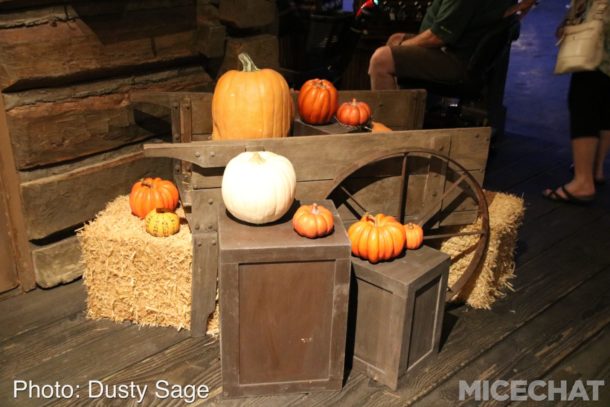 , Disneyland Photo Update – When Hinges Creak . . .
