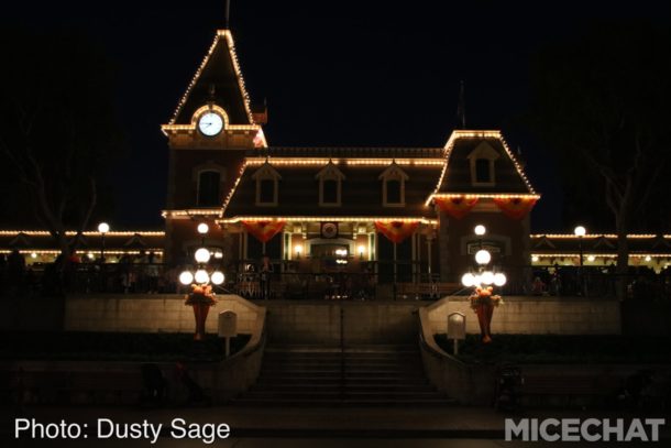 , Disneyland Photo Update – When Hinges Creak . . .