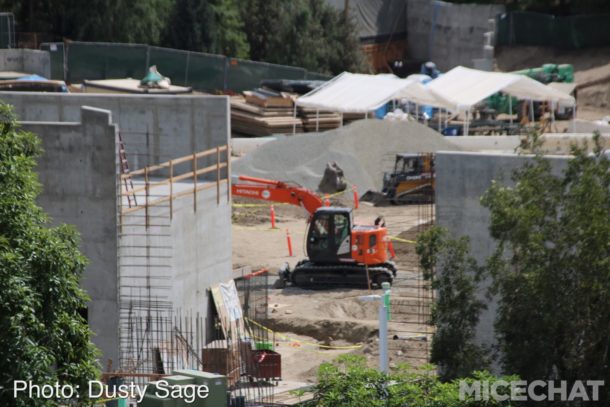 , Disneyland Photo Update – When Hinges Creak . . .