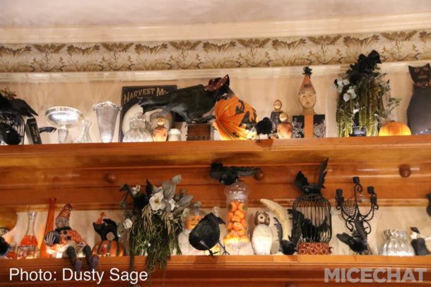 , Disneyland Photo Update – When Hinges Creak . . .