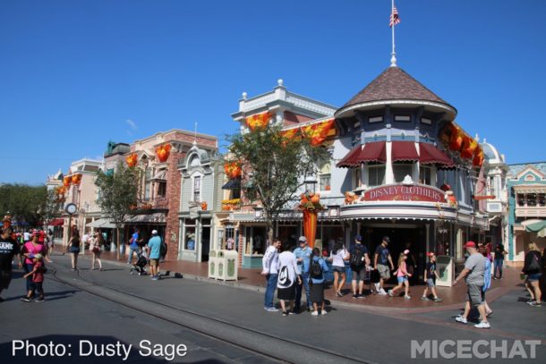 , Disneyland Photo Update – When Hinges Creak . . .