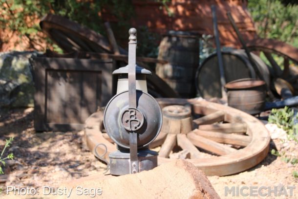 , Disneyland Photo Update – When Hinges Creak . . .