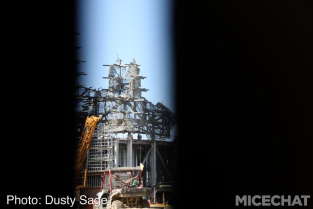 , Disneyland Photo Update – When Hinges Creak . . .