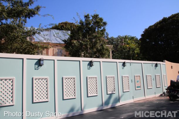, Disneyland Photo Update – When Hinges Creak . . .