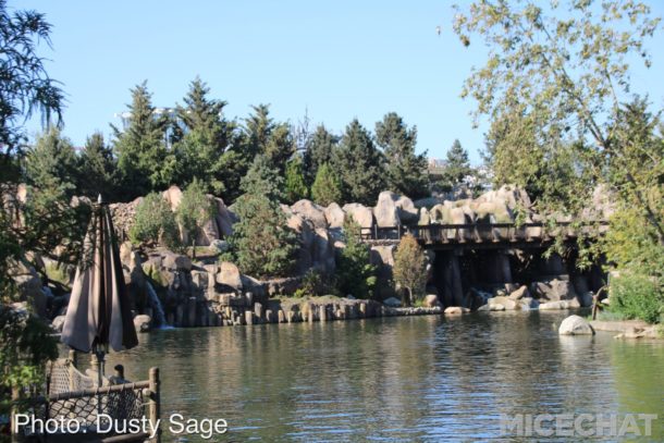 , Disneyland Photo Update – When Hinges Creak . . .