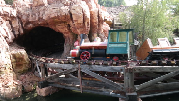 , Disneyland Photo Update: Halloween Crowd Crush & Splash in the Dark