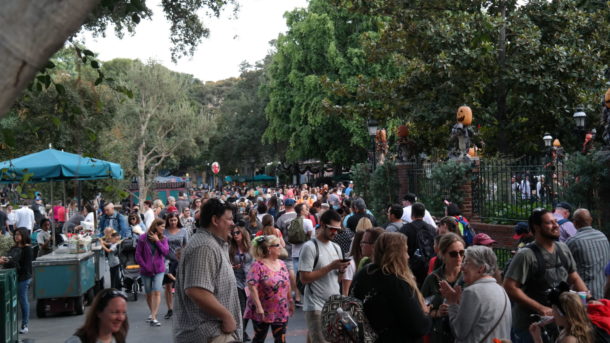 , Disneyland Photo Update: Halloween Crowd Crush & Splash in the Dark