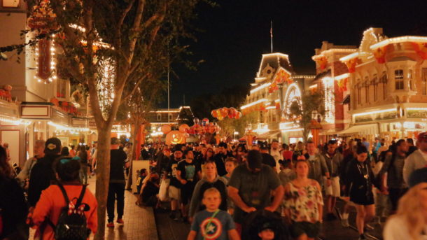 , Disneyland Photo Update: Halloween Crowd Crush & Splash in the Dark