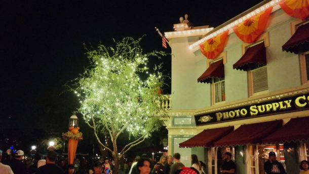 , Disneyland Photo Update: Halloween Crowd Crush & Splash in the Dark