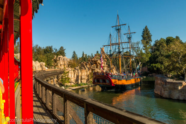 , Disneyland Photo Update: Halloween Crowd Crush & Splash in the Dark