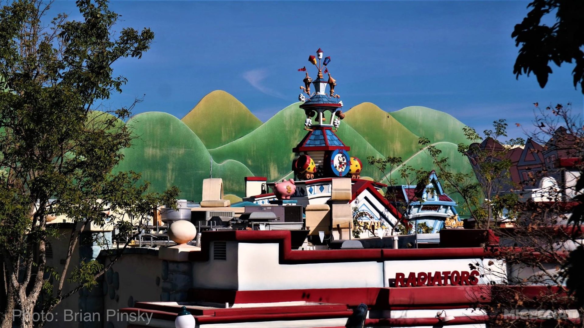 , Disneyland Update: Magic Key Crowds & Bats in the Belfry
