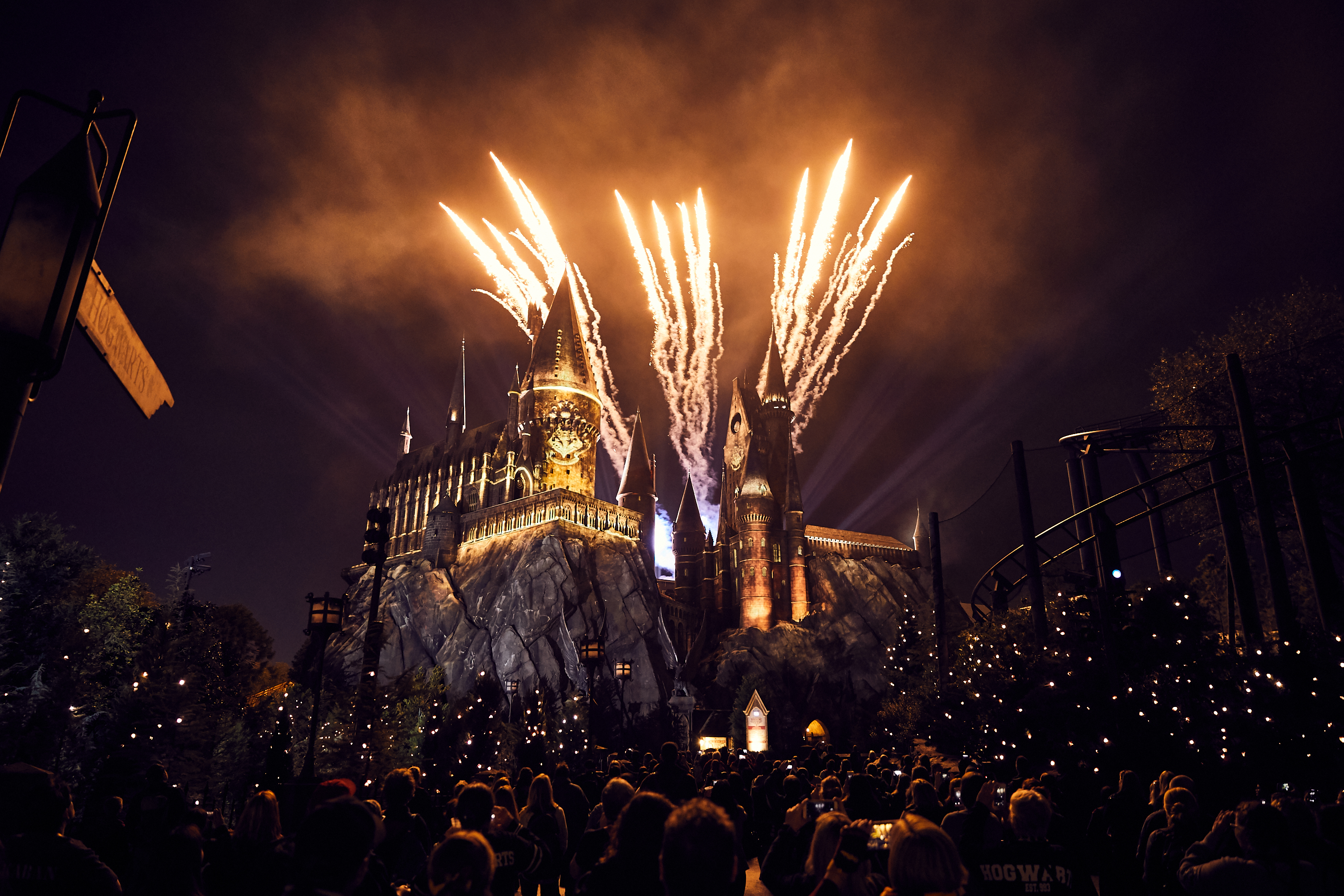 Four Houses Show on castle, The Nighttime Lights at Hogwarts&trade; Castle, The Wizarding World of Harry Potter - Hogsmeade, WWHM, HM, The Wizarding World of Harry Potter, WWHP, WWoHP, Universal's Islands of Adventure, IOA, Universal Orlando Resort, UOR, UO
