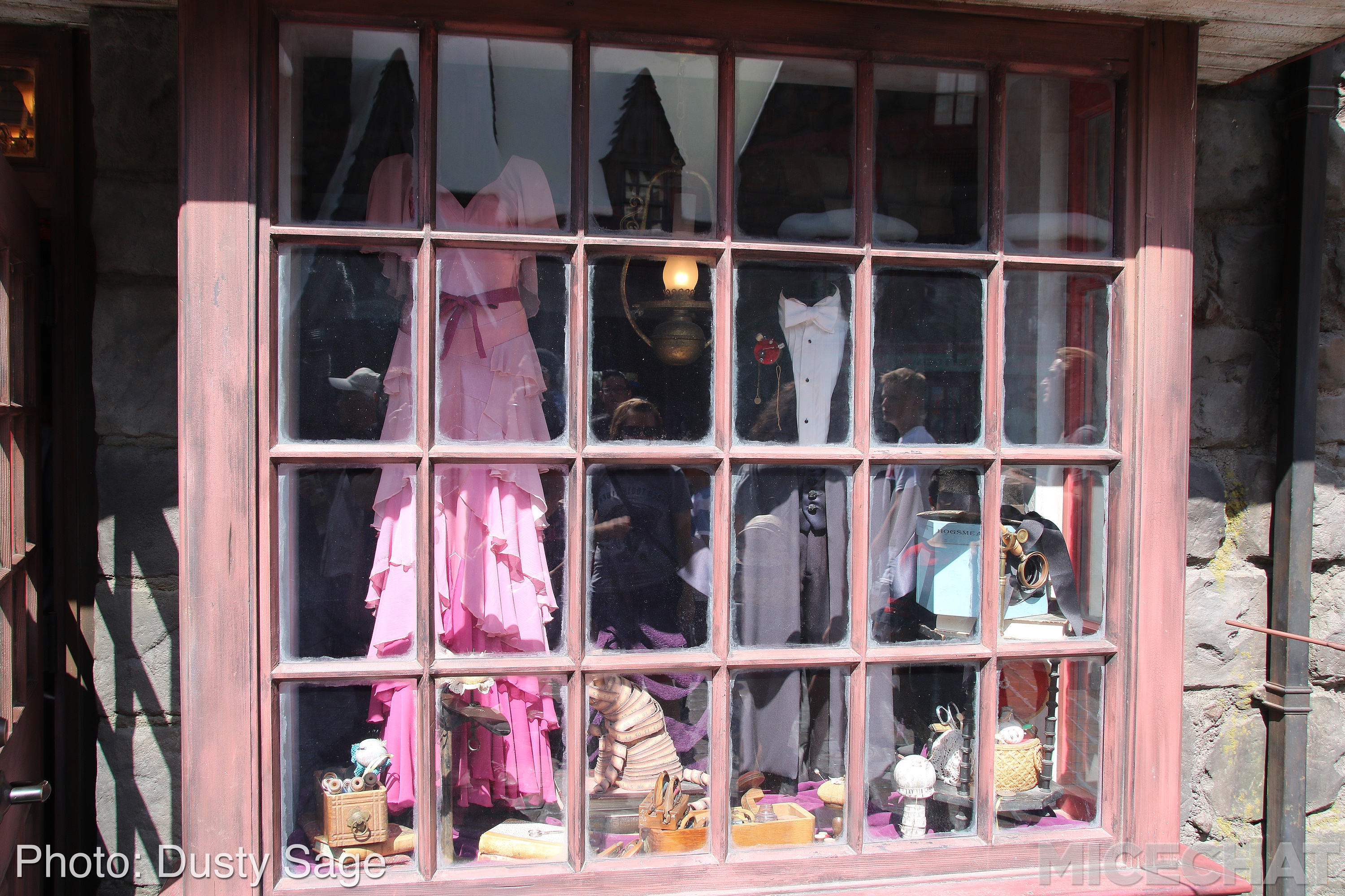 , Universal Studios Hollywood – Wizarding World Casts New Spells