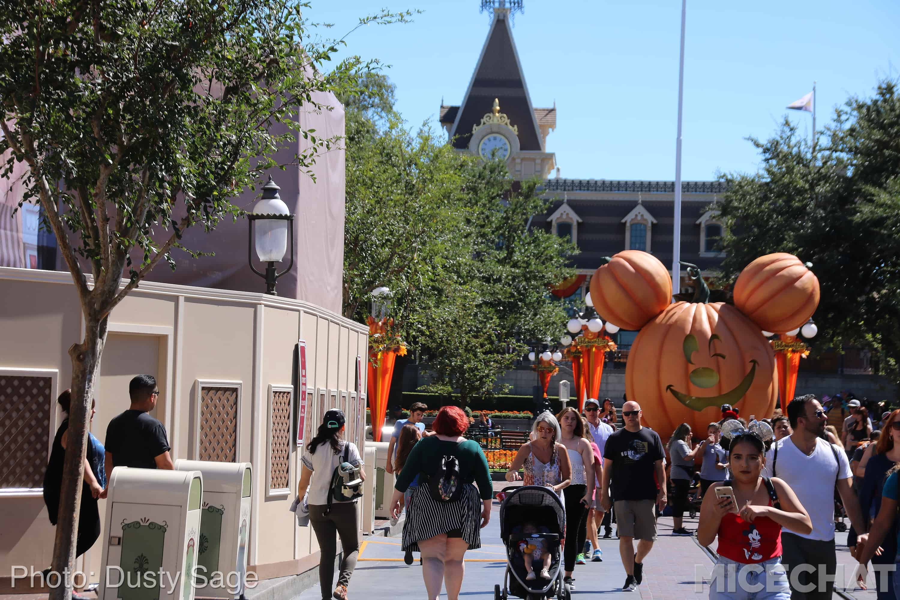 , Disneyland News and Photo Update – The Walls of Change