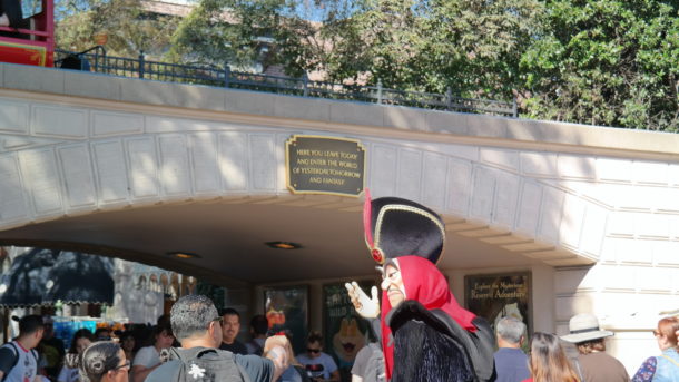 , Disneyland Photo Updates: Fall Into Construction Walls