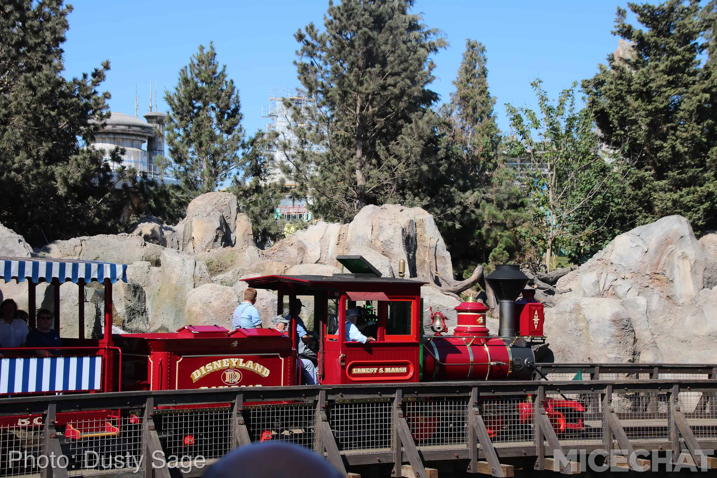 , Disneyland Photo Updates: Fall Into Construction Walls